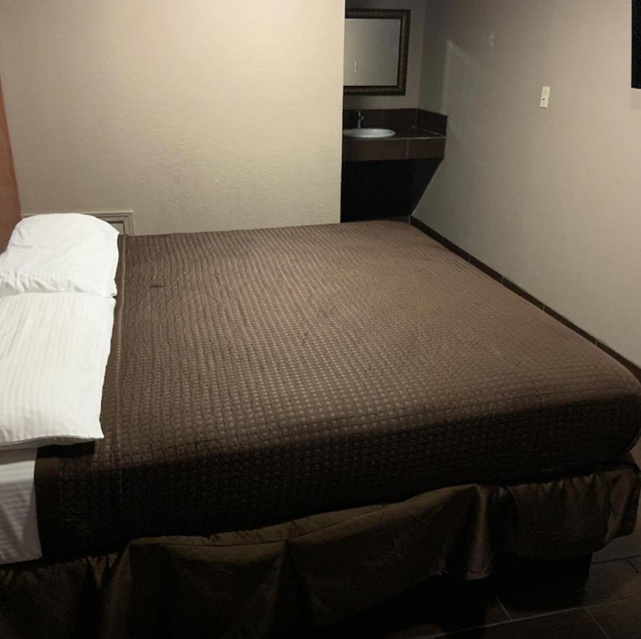 Royal Relax Inn Fairmont City Экстерьер фото